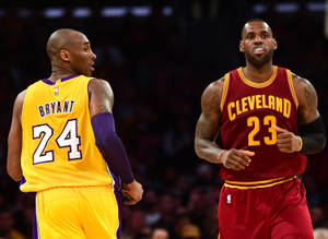 高比拜仁和勒邦占士身穿NBA比賽球衣互相對峙。