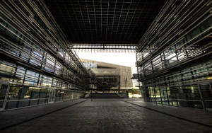 現代玻璃及鋼結構建築群，對稱建築及長廊。