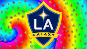 LA Galaxy 足球隊標誌，背景為彩色漩渦和雪花。 — 足球 壁紙