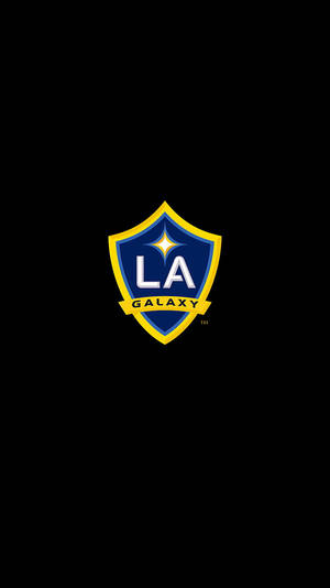 黑色背景上的 LA Galaxy 足球隊標誌 — 足球 壁紙