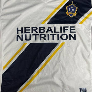 白色足球球衣，帶有洛杉磯銀河標誌及Herbalife Nutrition贊助。 — 足球 壁紙