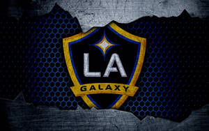 LA Galaxy 足球隊標誌在帶有六角形圖案的撕裂金屬背景上。 — 足球 壁紙