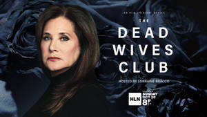 深色頭髮女性，深藍色玫瑰背景，電視節目The Dead Wives Club文字。