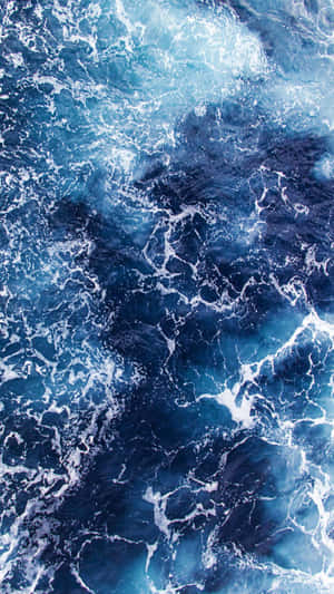 洶湧海浪拍打深藍海水，帶有白色泡沫。 — 海浪 壁紙