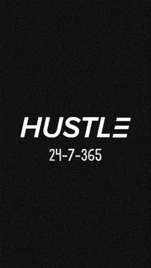 帶有紋理的黑色背景，上面有白色勵志文字 HUSTLE 24-7-365。