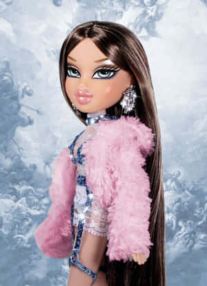 Bratz 公仔穿著粉紅色毛絨外套和閃亮服裝，背景為陰天。