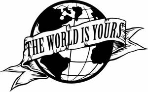 地球儀上有一條寫著「The World Is Yours」的橫幅，以大膽的黑白插圖呈現。