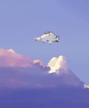 一頭飛行野牛載著騎手在寧靜的天空中滑翔於色彩繽紛的雲層之上。