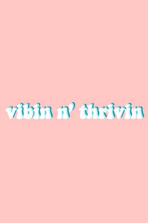 粉紅色背景，帶有氣泡般的藍色和白色文字，寫著 vibin n' thrivin