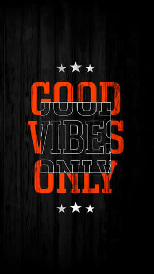深色木背景上帶白色星星的橙色 good vibes only 文字