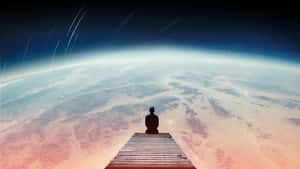 一個人在碼頭上冥想，俯瞰太空中的地球，伴隨著星軌的剪影。