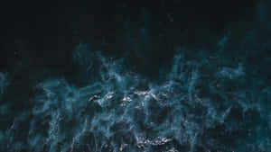 黑暗的海浪帶著白色泡沫在高空視角中撞擊 — 海浪 壁紙
