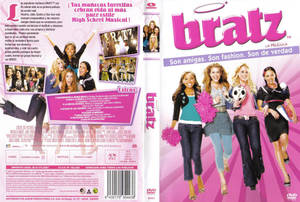 四個穿著時尚服裝的 Bratz 公仔拿著啦啦球和足球。
