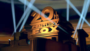 金色嘅20th Century Fox標誌喺黃昏嘅聚光燈下發光。