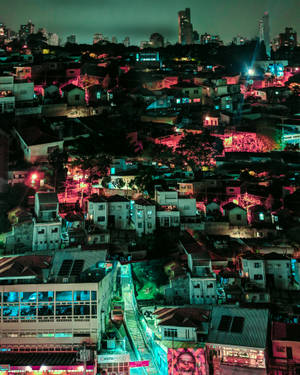 色彩繽紛的城市夜景，建築物閃爍著霓虹燈光。