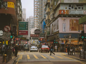 擁擠的香港街道，霓虹招牌和高樓大廈。 — 夜景城市 壁紙