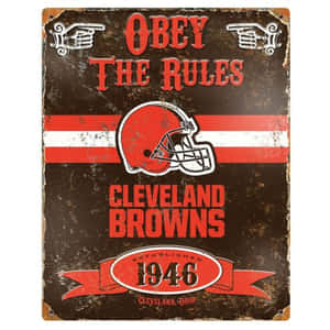 生鏽的克里夫蘭布朗足球隊標誌，帶有「Obey the Rules」和成立年份1946年。