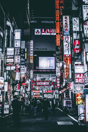 夜晚霓虹燈下的東京街道，人群和發光招牌。 — 小米Pad 壁紙