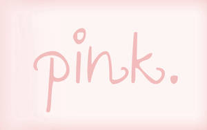 在柔和的粉紅色漸變背景上以手寫草書寫成的「pink」這個詞。