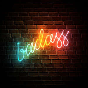 夜間在磚牆上發光的badass霓虹燈牌。
