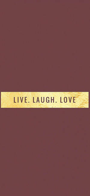栗色背景，帶有包含「live laugh love」文字的金色紋理條。