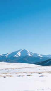 雪原通向雪山，天空晴朗湛藍