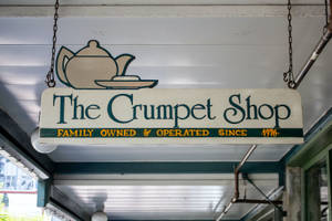 The Crumpet Shop 的復古招牌，帶有茶壺標誌和自1976年家族擁有的文字。