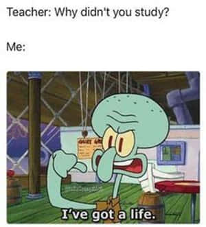 Squidward 喺佢嘅水下教室入面，拎住一張便條，得意咁笑。