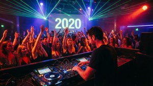 DJ在夜總會表演，伴隨激光燈光和歡呼的人群。