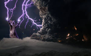 夜晚火山爆發時，一隻貓在雲端上控制閃電。