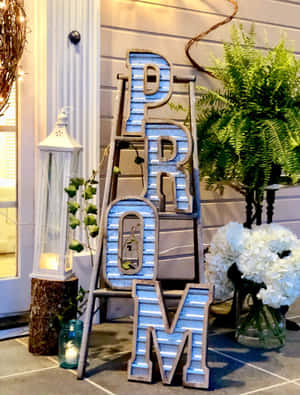 質樸的藍色 prom 標誌，配有蕨類植物和白色花朵，位於石頭庭院。