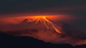 火山爆發，熔岩在夜間沿山坡流下。