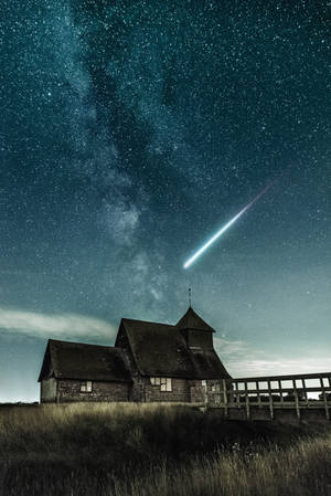 星空下帶有流星的古老石頭教堂