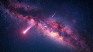 在繁星點點的夜空中，帶有流星的鮮豔粉紅色和紫色星雲。