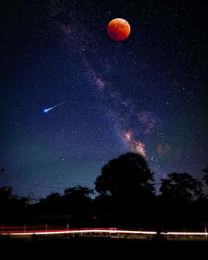 血月和流星在星空上，帶有樹木剪影和光跡。 — 星星 壁紙