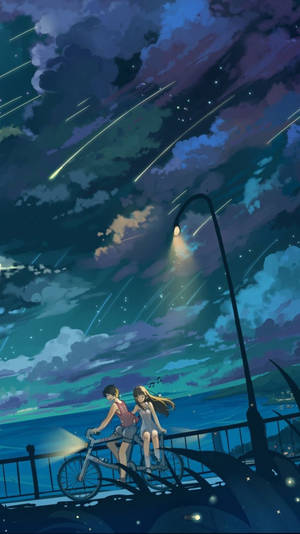 兩個青少年在滿是流星和發光雲朵的天空下騎自行車。