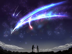 兩人在繁星點點的夜空下，於宇宙龍下方牽手。
