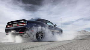 黑色肌肉車在賽道上漂移，輪胎冒出滾滾濃煙。 — Dodge challenger GIF 壁紙