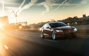 栗色Tesla Model S在金色日落時分在高速公路上疾馳，背景是城市天際線。