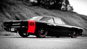 黑色經典肌肉車帶紅色HEMI條紋停在路邊。