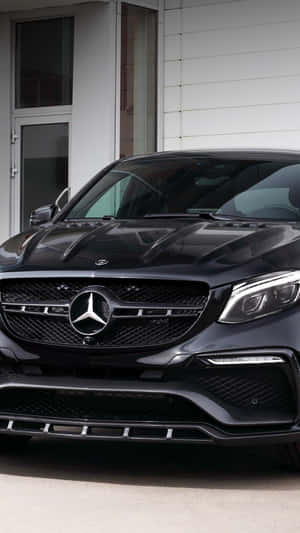 黑色Mercedes-AMG GLE63 SUV停喺現代白色建築前面。