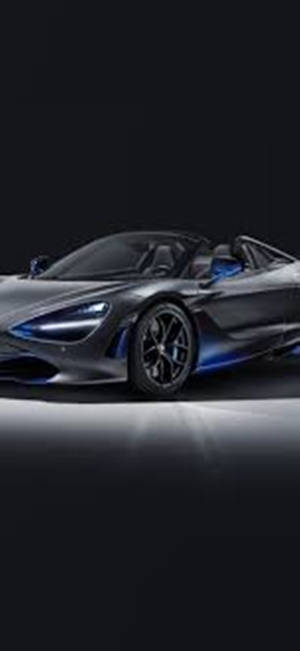 在黑暗的攝影棚環境中，時尚的銀色McLaren 720S Spider配以藍色燈光。