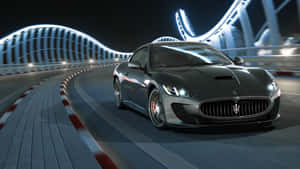 黑色Maserati在夜間於發光的未來感橋樑上疾馳。