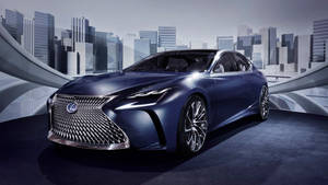 一輛藍色Lexus轎車在未來城市環境中，帶有弧形建築。