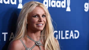 Britney Spears 在GLAAD活動中微笑，佩戴閃亮銀色項鍊。