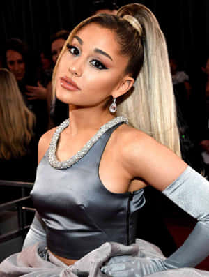 Ariana Grande 身穿銀色禮服出席紅地毯活動