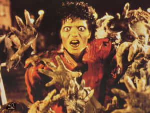 一個穿著紅色襯衫的男子在恐怖電影場景中被殭屍手攻擊。