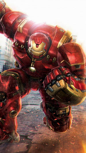 紅色和金色的 Hulkbuster 裝甲站在一個有碎片飛揚的城市中。