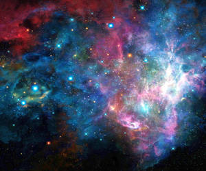 深空中帶有閃爍星星的彩色星雲