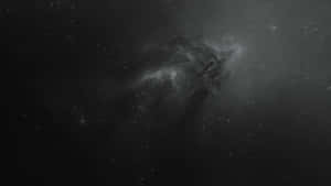 深空中帶有發光絲縷和散落星星的黑暗宇宙星雲。 — 暗色 壁紙